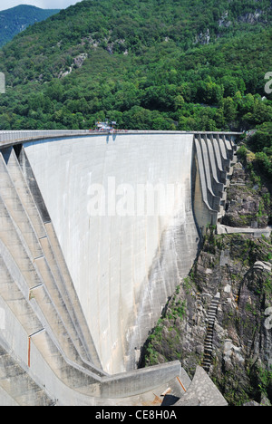 Verzasca-Staudamm in der Nähe von Locarno, Schweiz. Stockfoto
