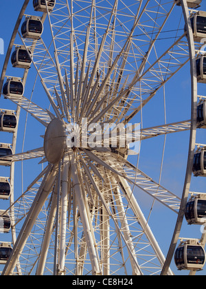 Etwas abstrakter Blick auf das Brighton Rad gegen ein klarer blauer Himmel Stockfoto