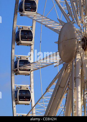 Etwas abstrakter Blick auf das Brighton Rad gegen ein klarer blauer Himmel Stockfoto