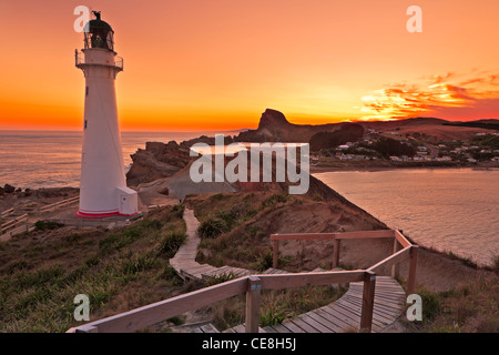 Sonnenuntergang am Castlepoint Leuchtturm mit Blick auf die Lagune und Bay, Castlepoint, Wairarapa, Nordinsel, Neuseeland. Stockfoto