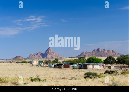 Kleine Wohnung mit den Gipfeln der Spitzkoppe auf dem Hintergrund. Damaraland, Namibia... Stockfoto