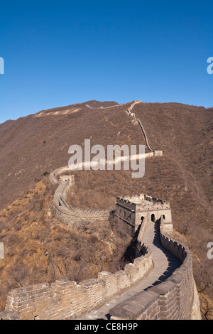 Restaurierte Abschnitt der chinesischen Mauer bei Mutianyu nahe Peking, im späten Winterbedingungen genommen. Stockfoto