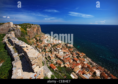 Panoramablick auf den unteren Teil der Castletown von Monemvasia, von der "obere Burg". Lakonien, Peloponnes, Griechenland. Stockfoto