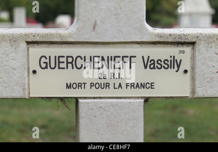 Ein benannter französischer Stil Kreuz auf dem Grab eines russischen Soldaten in Saint-Hilaire-Le-Grand russischen Militärfriedhof, Frankreich. Stockfoto