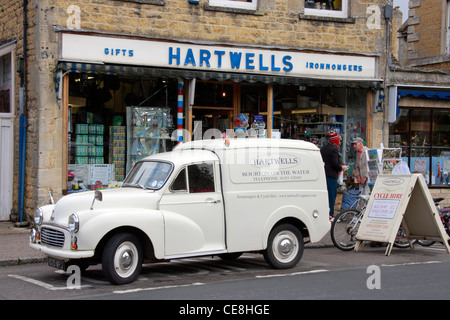 Am alten Morris van außerhalb Hartwells Ironmongers Shop in Bourton auf dem Wasser in den Cotswolds. Stockfoto