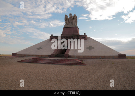 Die Ferme de Navarin Denkmal & Beinhaus (World War One) an den gefallenen Französisch, in der Nähe von Souain, Champagne-Ardenne, Frankreich. Stockfoto