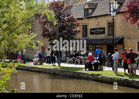 Dorf Bourton auf dem Wasser in den Cotswolds. Stockfoto