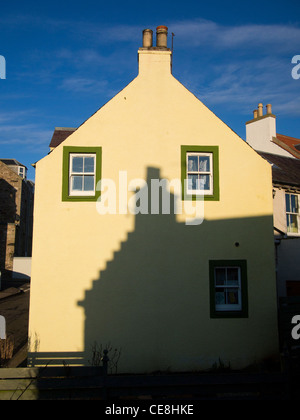 Giebelseite und Schatten, St Monans, Fife Stockfoto