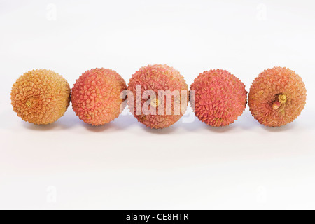 Litschi-Chinenesis. Lychee Früchte auf einem weißen Hintergrund. Stockfoto