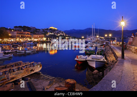 Molyvos Stadt auf der Insel Lesbos, in der "blauen" Stunde. Nord-Ägäis, Griechenland Stockfoto