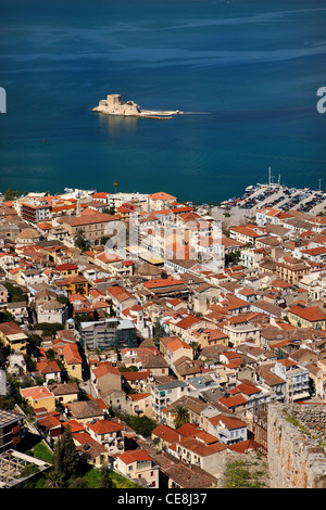 Panoramablick auf die Altstadt Stadt Nafplio und dem Argolischen Golf von Palamidi Burg. Im Hintergrund Schloss Bourdzi wenig Stockfoto