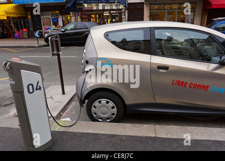 Paris, Frankreich, Autolib, Elektroautos Sharing Scheme, Parken, Laden auf der Straße, globales Konzept für umweltfreundliche Wirtschaft, elektrische Ladestation frankreich, Energiesparen, Stecker, Seite, Elektroautos draußen Stockfoto