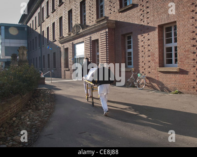 Medizinisches Personal schieben Patienten auf einer Bahre Stockfoto