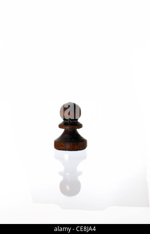 Ein Schach-Bauern auf weißem Hintergrund mit schwachen Reflextion. Stockfoto