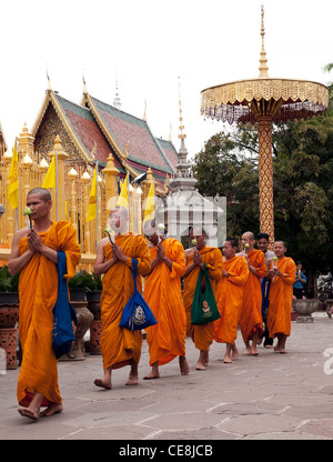 Buddhistische Mönche Verarbeitung um den Wat Pharathat Doi Suthep Tempel in Chiang Mai, Thailand Stockfoto