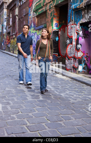 Junges Paar Streetart in Gasse zu betrachten. Hosier Lane, Melbourne, Victoria, Australien Stockfoto