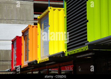 Bunt bemalten Versandbehälter bei Re: START Container Mall, Cashel Street, Christchurch, Canterbury, Südinsel, neuem Eifer Stockfoto