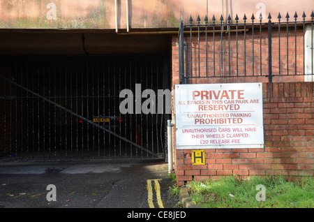 Privater Parkplatz-Schild, Tor, Bristol, England, UK Stockfoto