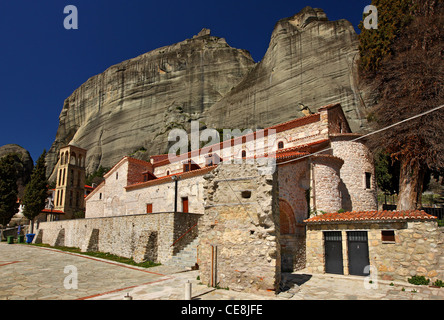 Griechenland, Kalambaka Stadt. Die Himmelfahrt der Jungfrau Maria byzantinische Kirche aus dem 11. Jahrhundert im Schatten von den Meteora-Felsen. Stockfoto