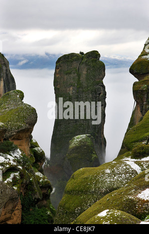 Winterlicher Blick von einem der berühmtesten Felsen von Meteora (ich glaube, es heißt "Pixari"), Trikala, Thessalien, Griechenland. Stockfoto