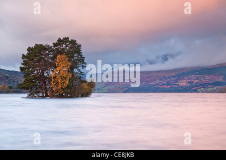 Herbst Sonnenaufgang über dem Loch Kenmore Stockfoto