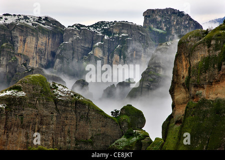 Winterlicher Ausblick der "schwebenden" Landschaft von Meteora, Trikala, Thessalien, Griechenland Stockfoto