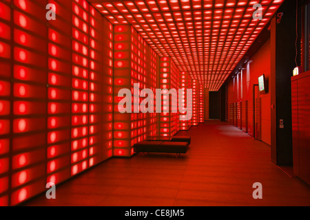 Rote Beleuchtung Wand Lobby / Eingang Zimmer, Night-Club oder Disco. Stockfoto