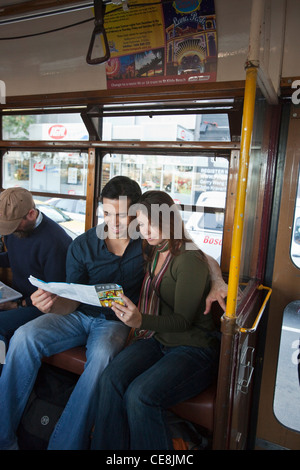 Junges Paar auf Straßenbahn touristische Karte betrachten. Melbourne, Victoria, Australien Stockfoto