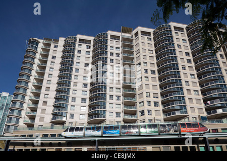 Hafen Garden Towers Apartmentblock mit Monorail im Vordergrund, Sydney, Australien Stockfoto