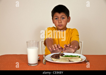 Strong gewollt stur 10-11 Jahre Alter spanischer Junge will nicht essen, Multi ethnische Vielfalt rassisch verschiedenen multikulturellen kulturelle. Stockfoto