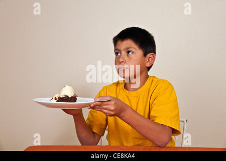 Strong gewollt stur 10-11 Jahre Alter spanischer Junge will nicht essen, Multi ethnische Vielfalt rassisch verschiedenen multikulturellen kulturelle. Stockfoto