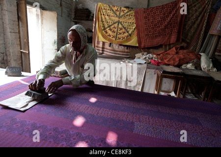 Holz-Block-Druck Farbstoffe auf Textilien in einer kleinen Fabrik in Sanganer Dorf außerhalb von Jaipur in Rajasthan, Indien Stockfoto