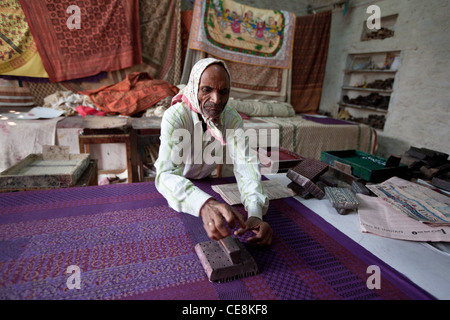 Holz-Block-Druck Farbstoffe auf Textilien in einer kleinen Fabrik in Sanganer Dorf außerhalb von Jaipur in Rajasthan, Indien Stockfoto