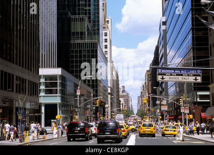 Verkehrsstaus Midtown Manhattan zur Mittagszeit. Fahren Sie durch New York City Madison Avenue Gebäude, Stadtverkehr und Einkaufsmöglichkeiten. USA Stockfoto