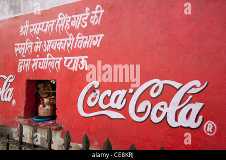 Coca-Cola Schild gemalt an Wand Shop Verkauf von Wasser in Jaipur in Rajasthan, Indien. Stockfoto