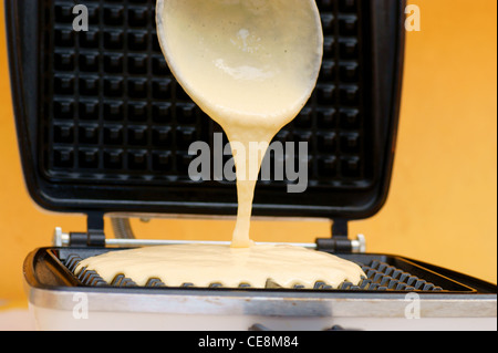 Waffel Teig Presse im Einsatz in modernen Küche Stockfoto