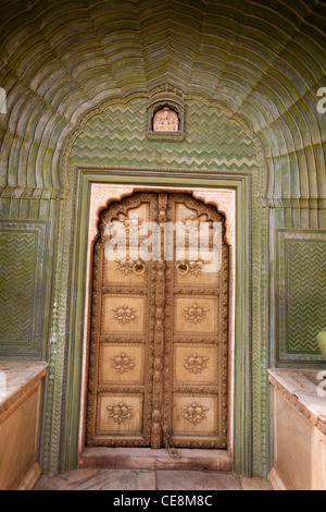 Green Gate (Leheriya) mit Feder in Pitam Niwas Chowk, in das Stadtschloss in Jaipur in Rajasthan, Indien. Stockfoto