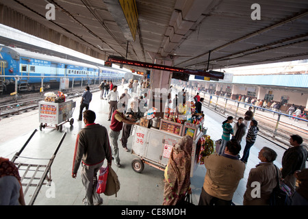 Jaipur-Bahnhof, auf dem indischen Schienennetz in Rajasthan, Indien Stockfoto