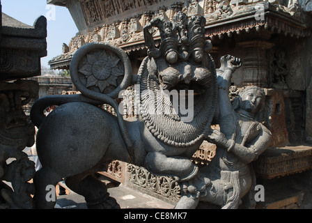 ein fein geschnitzten Stein Skulptur aus Chennakeshava-Tempel, Belur, Karnataka, Indien Stockfoto