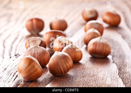 HaselnГјsse auf einem Holztisch. Nahaufnahme. Stockfoto