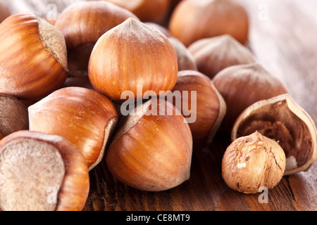 HaselnГјsse auf einem Holztisch. Nahaufnahme. Stockfoto