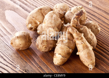 Topinambur auf einem Holztisch Stockfoto
