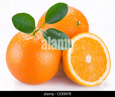 Orange Früchte auf einem weißen Hintergrund. Stockfoto
