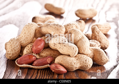 Erdnüsse auf einem Holztisch. Stockfoto