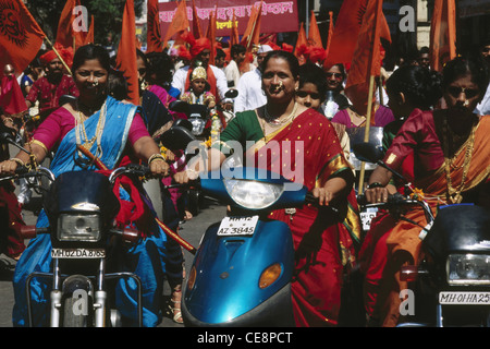 RMM 81108: indische Frauen Gudi Padva Festival Neujahr Zeremonie Mumbai Bombay Maharashtra Indien Scooter Fahrrad befahren Stockfoto