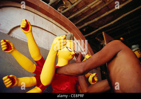 BPM 81318: Malerei Augen der Idol der Göttin Durga Pooja Indianerfest Kalkutta Kolkata West Bengal Indien Stockfoto