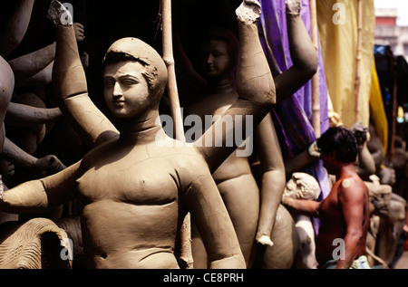 Vorbereitung der Lehmidole für Durga Puja Indianerfest Kalkutta Kolkata West Bengal Indien Stockfoto