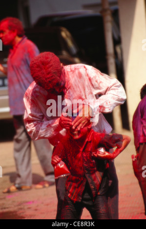 HMA 81490: Vater und Sohn spielen mit Farbe; Holi-Fest; Indien Stockfoto