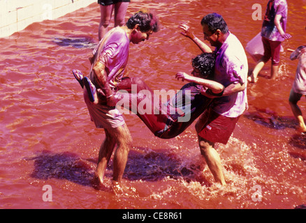 NMJ 81495: Menschen spielen Holi in farbigem Wasser; Holi-Fest; Indien Stockfoto