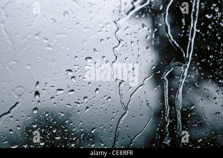 Wassertropfen auf Glas, Regentropfen auf Glas, Stockfoto